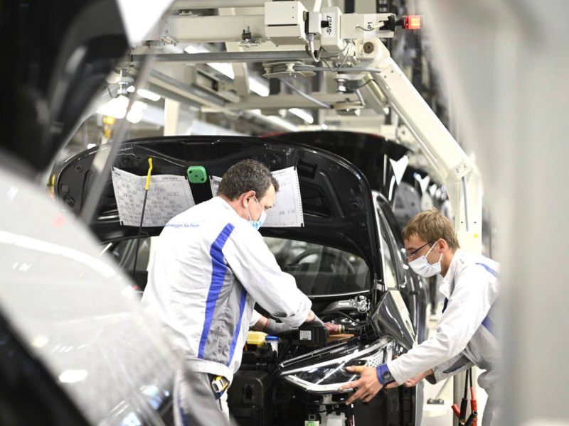 vw mitarbeiter corona maske zwickau
