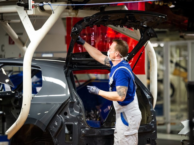 vw mitarbeiter werk wolfsburg corona maske