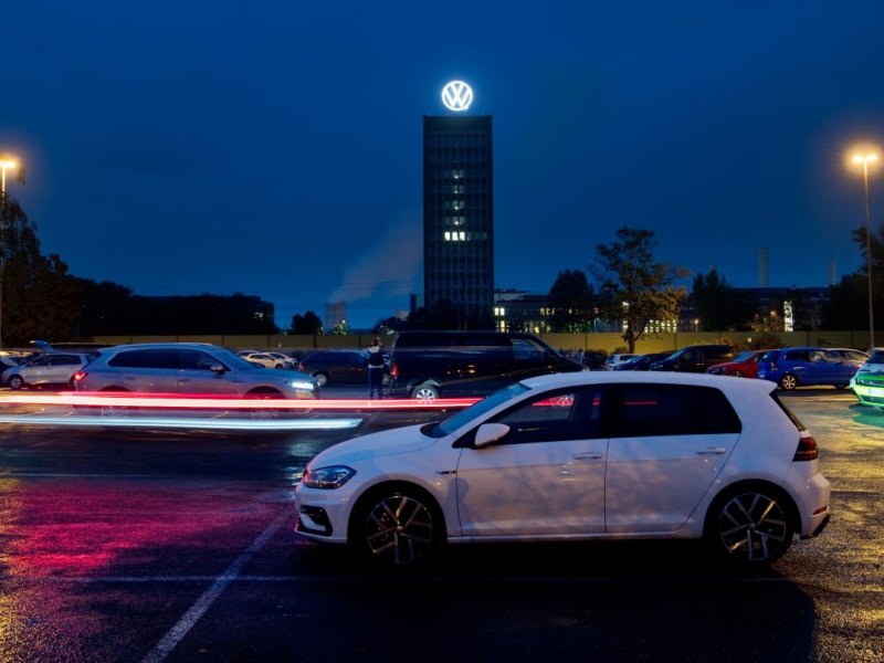vw parkplatz abend nacht