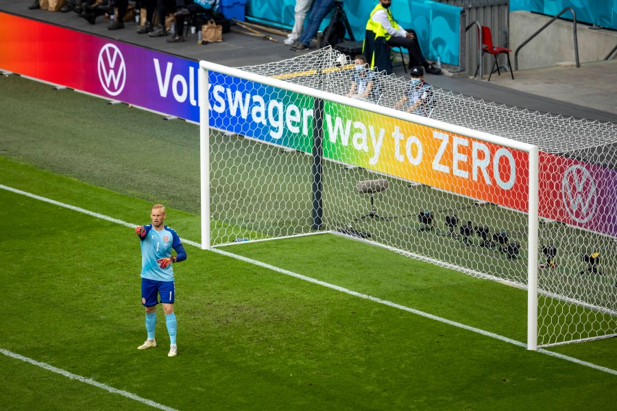 VW im Regenbogenlook: So präsentierte das Unternehmen während der EM seine Werbebanner. 