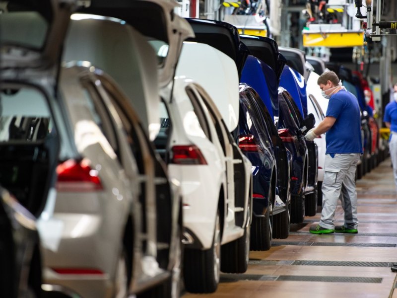 vw werk mitarbeiter corona maske wolfsburg