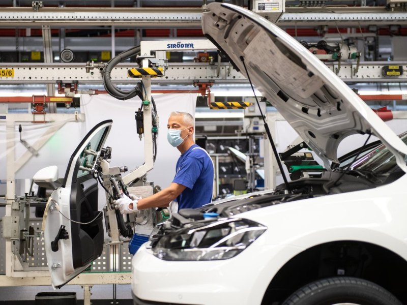 vw werk wolfsburg corona mitarbeiter maske tests