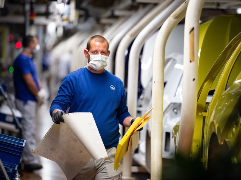 vw werk wolfsburg mitarbeiter corona maske