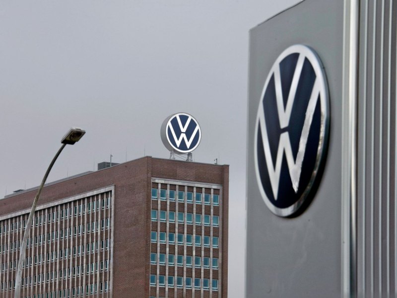 vw wolfsburg logo grauer himmel wolken