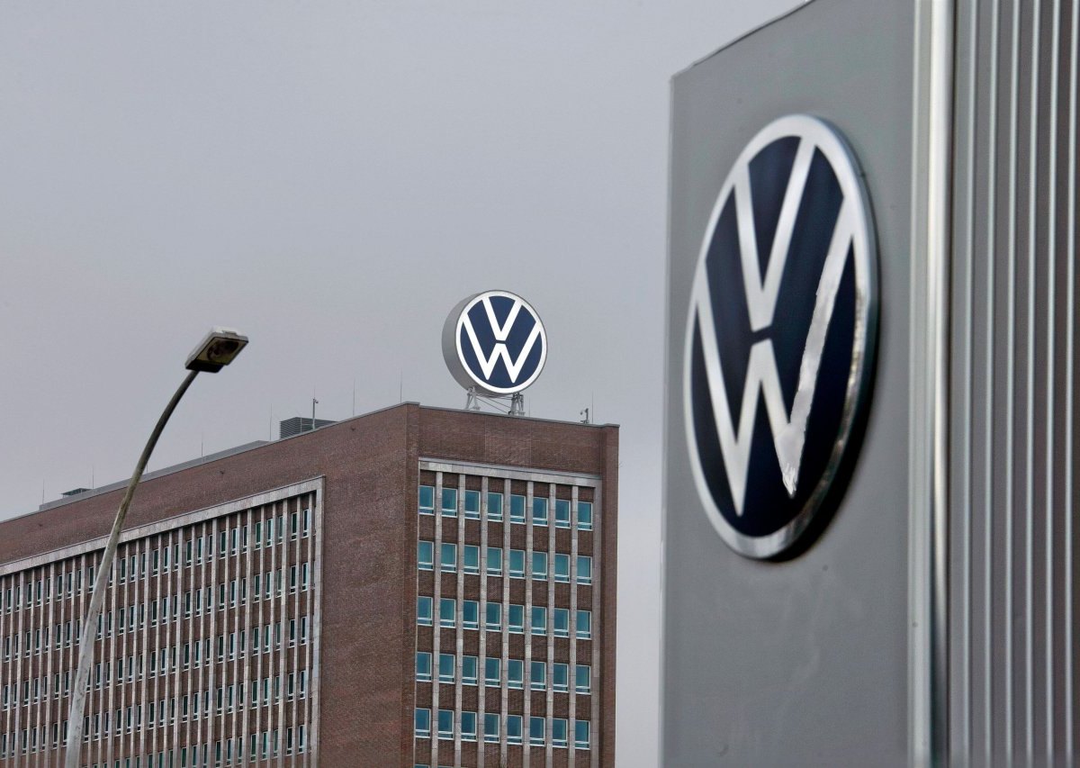 vw wolfsburg logo grauer himmel wolken