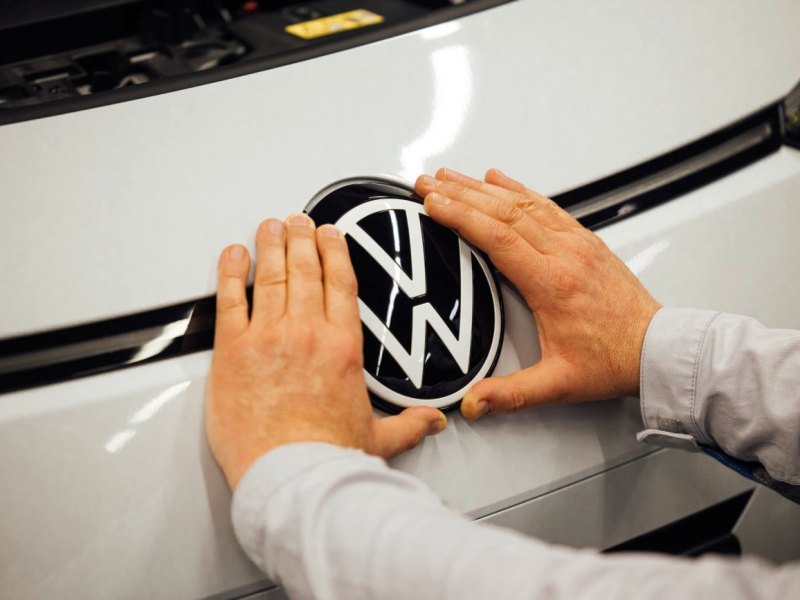 vw zwickau werk logo neu hände