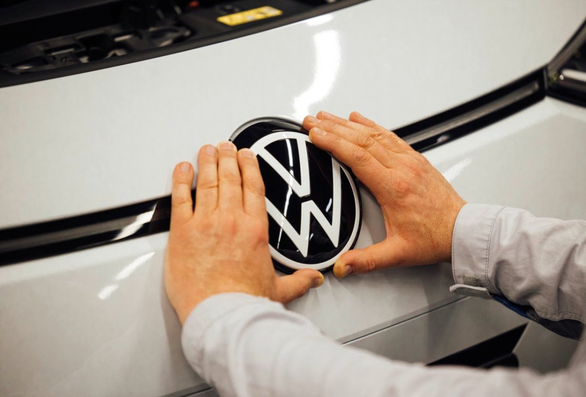 vw zwickau werk logo neu hände