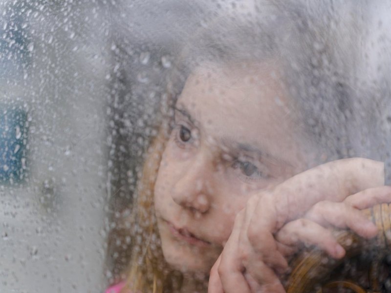 wetter niedersachsen kind mädchen fenster regen wochenende