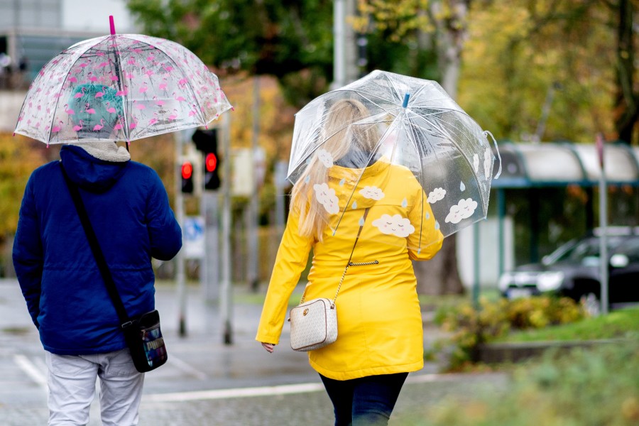 Wetter in Niedersachsen: Wie hier in Braunschweig sind Regenschirme am Wochenende nicht die schlechteste Idee. (Archivbild)