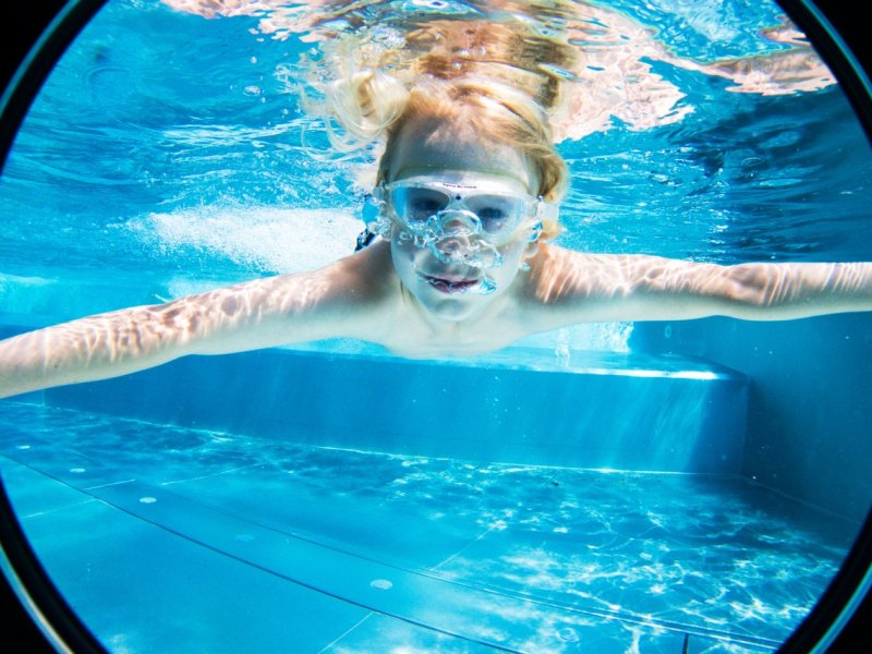 wolfsburg bäder freibäder schwimmbäder freibad almke fallersleben vw bad hallenbahd sandkamp junge taucht