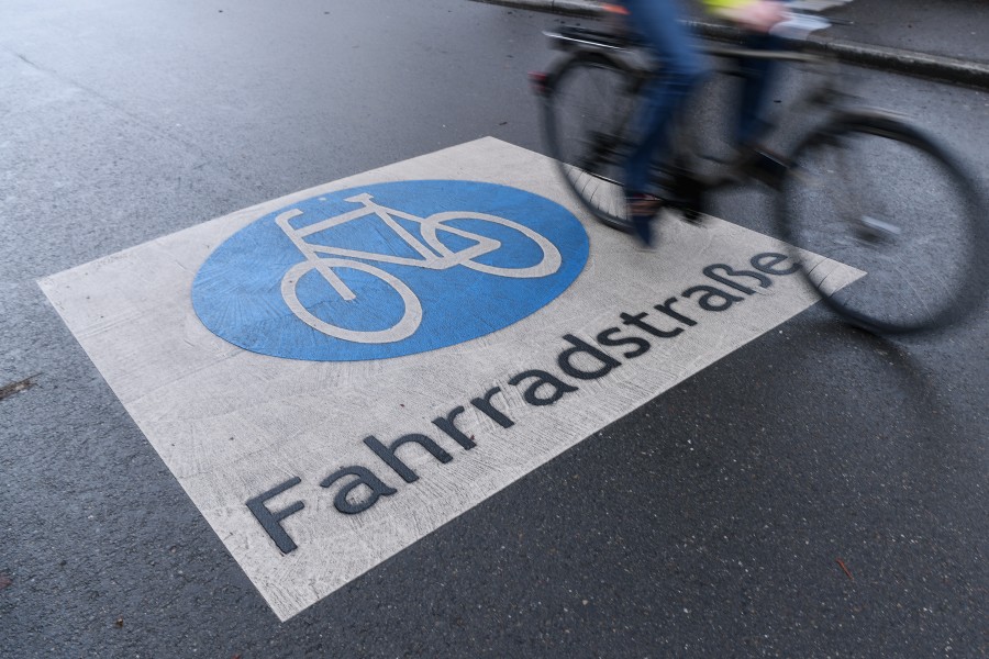 Obwohl der Wendentorwall eine Fahrradstraße ist, nehmen Autofahrer wenig Rücksicht auf Zweiräder. (Symbolbild)