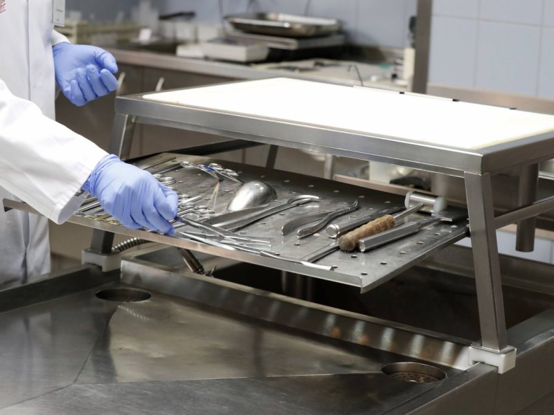 Obduktionsbesteck Obduktion leiche krankenhaus
