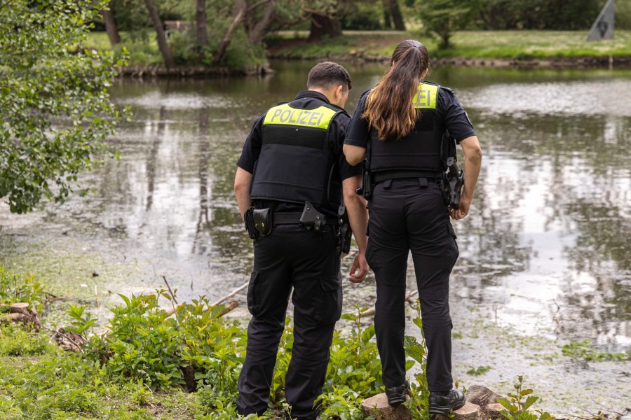 Salzgitter: Die Polizei begutachtete ebenfalls den Schloßteich, in dem viele Fische sterben mussten. 