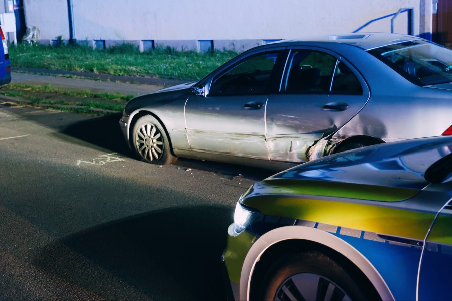 Der Mercedes-Fahrer hat eine Spur der Verwüstung hinterlassen. 