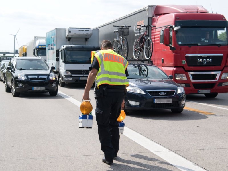 Unfall Autobahn absperrung verengung Fahrstreifen