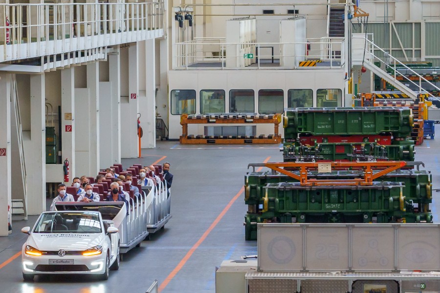 Ab sofort kannst du dich wieder durch das Werk von VW fahren los. 