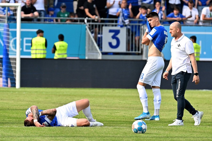 Trauer und Tränen in Darmstadt – auch bei Eintracht-Braunschweig-Trainerlegende Torsten Lieberknecht (r.).