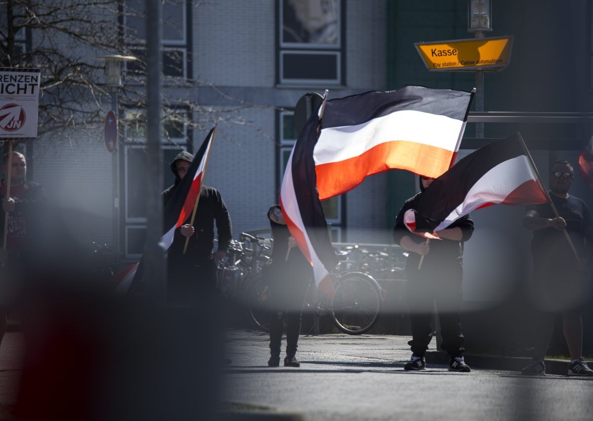 braunschweig npd die rechte neonazis nazis fahne flagge