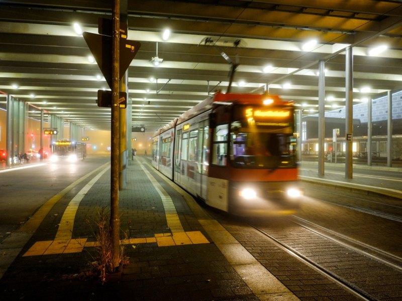 braunschweig straßenbahn abend nacht bahnhof