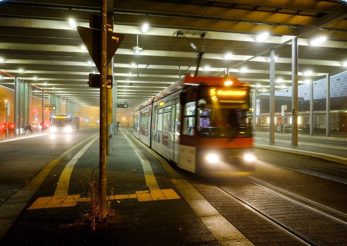 braunschweig straßenbahn abend nacht bahnhof