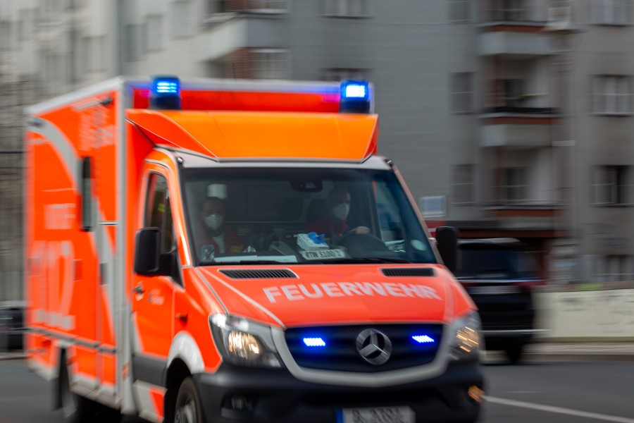 Der Bäcker-Lehrling musste mit dem Krankenwagen ins Krankenhaus gebracht werden. (Symbolbild)