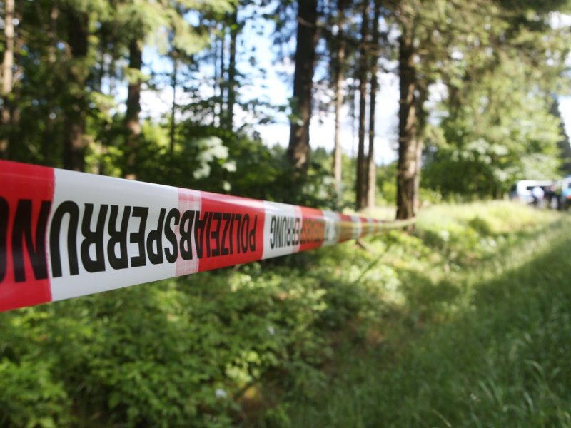 polizei wald gebüsch leiche absperrband flatterband