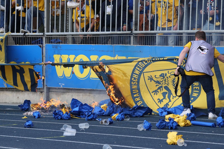 Eintracht Braunschweig: In der 56. Minute bei der Partie gegen Viktoria Köln fing ein Zaunbanner Feuer, nachdem ein glimmender Zigarettenstummel zunächst einige Kartonreste in Brand gesetzt hatte. 