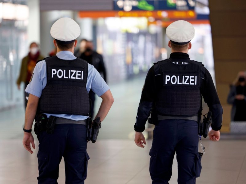 Zwei Einsatzkräfte der Polizei am Flughafen Hannover