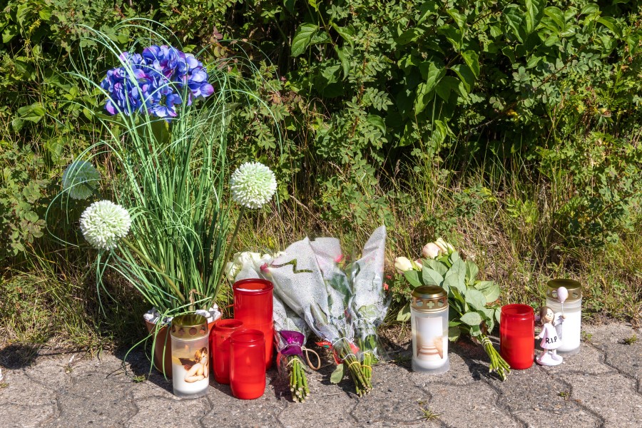 An der Fundstelle in Salzgitter stehen jetzt Blumen und Grablichter.