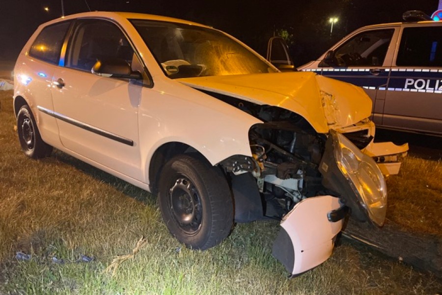 Mit voller Wucht ist eine VW Polo Fahrerin in Wolfsburg gegen einen Baum gekracht.