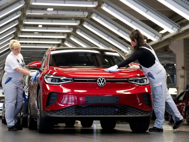 VW-Mitarbeiter-Werk-ID4.jpg