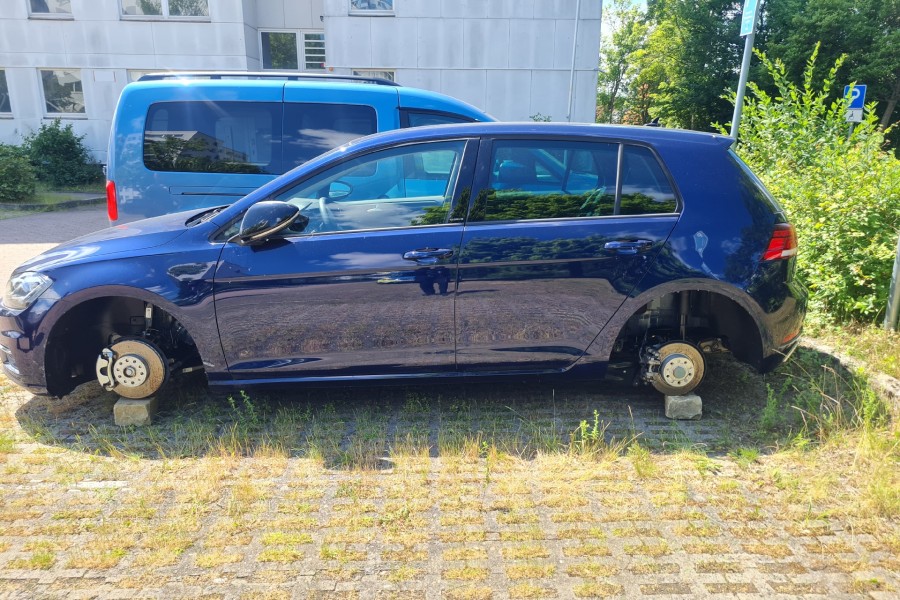 VW Golf: Räder? Fehlanzeige. 