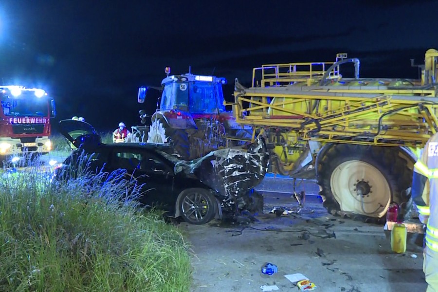 Schwerer Unfall in Springe (Hannover): Der VW der jungen Frau wurde völlig zerstört – die 20-Jährige schwebt nach dem Unfall in Lebensgefahr, genau wie ihre vier Mitfahrer. 