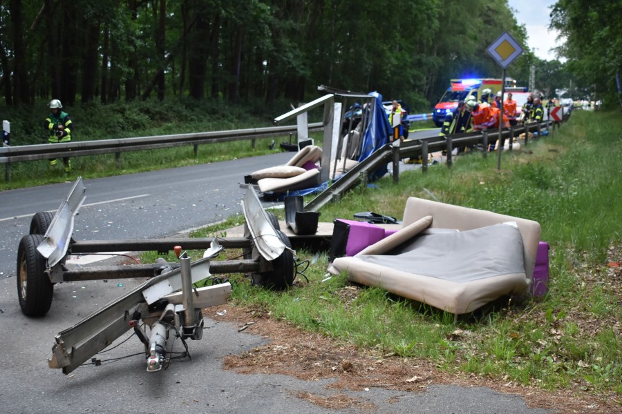 Der Unfall im Kreis Gifhorn hinterließ ein Trümmerfeld.