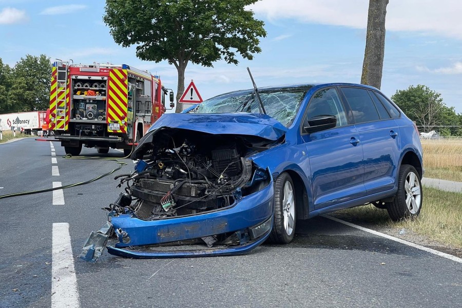 Kreis Peine: Zusammen mit den Feuerwehren Oelerse und Abbensen wurden die Kräfte aus Edemissen zur L387 gerufen. Dort war ein Auto gegen einen Baum gekracht. 