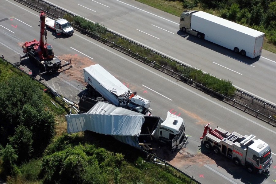 Schlimmer Lkw-Unfall auf der A2 bei Helmstedt! Drei Personen schwer verletzt. 