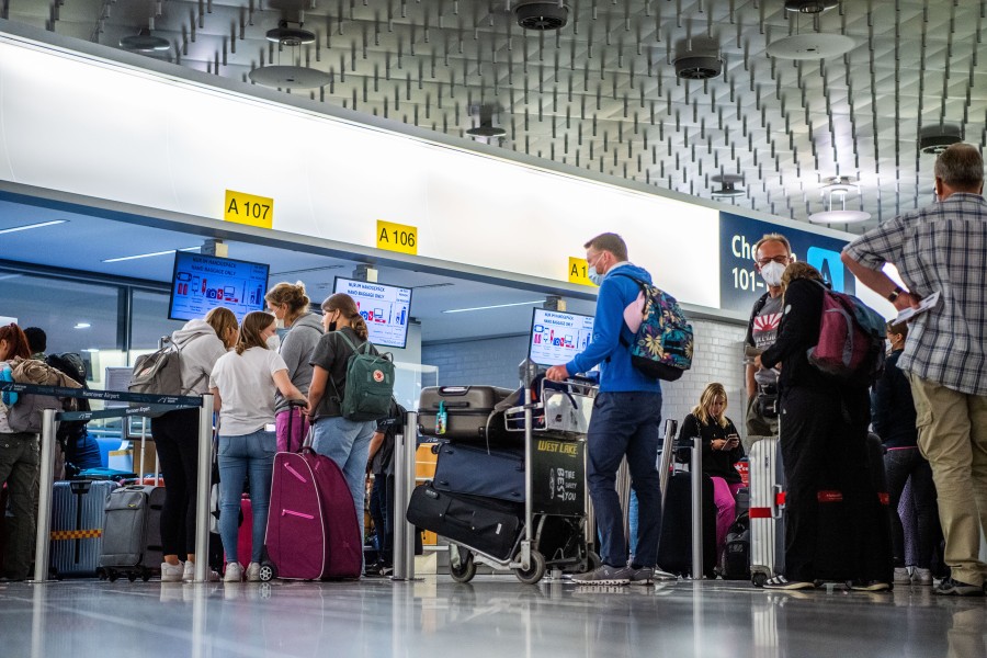 Reisende brauchen noch weiterhin starke Nerven und eine Menge Zeit am Flughafen Hannover. (Symbolbild)