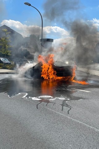 Göttingen: Der Mercedes ist ausgebrannt und ein wirtschaftlicher Totalschaden.