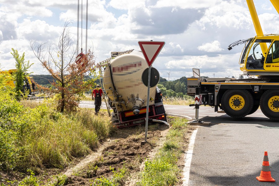 Der Lkw musste mit einem Bergungskran auf der Kreisstraße Salzgitter befreit werden. 