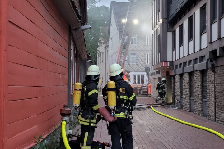 Die Einsatzkräfte hatten am Sonntagmorgen in Wolfenbüttel einiges zu tun.