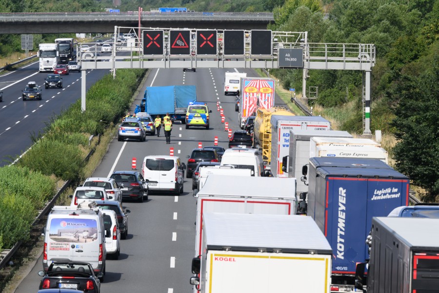 Der Unfall auf der A2 bei Peine führte zu einem kilometerlangen Stau.