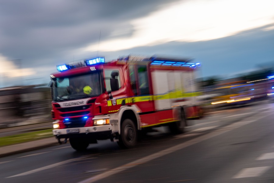 Die Ladung eines Lkw hat auf der A39 bei Wolfsburg Feuer gefangen. (Symbolbild)