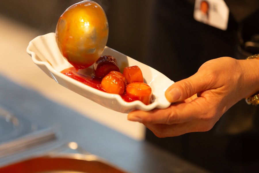 In einer Kantine in Wolfsburg steht die Currywurst nicht mehr auf dem Speiseplan. Für einige offenbar ein No Go. (Archivbild)