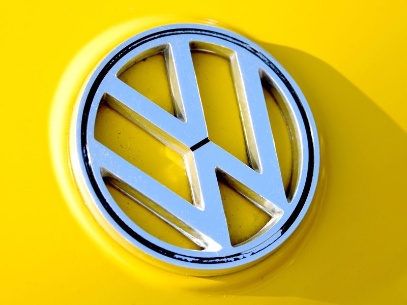 VW Logo auf gelben Auto