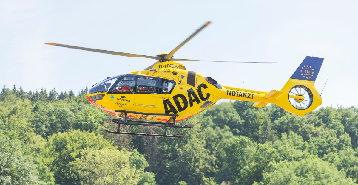 Rettungshubschrauber fliegt über Bäume