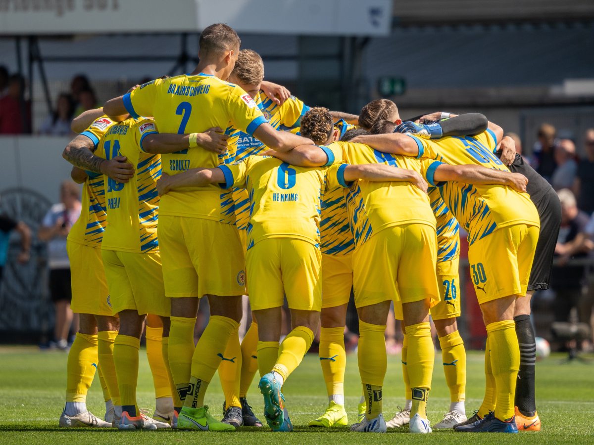 Eintracht Braunschweig Spieler stehen im Kreis