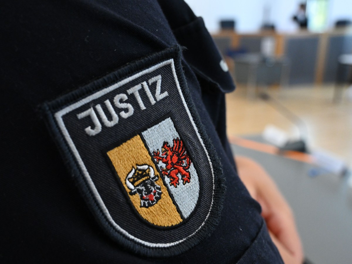 Polizei steht im Gerichtssaal