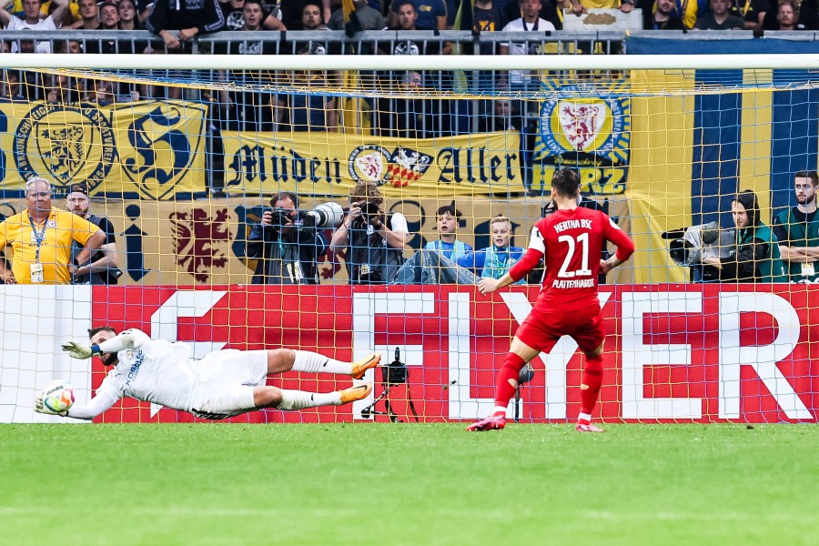 Eintracht Braunschweig: Jasmin Fejzic hält hier den Elfmeter von Berlins Marvin Plattenhardt.