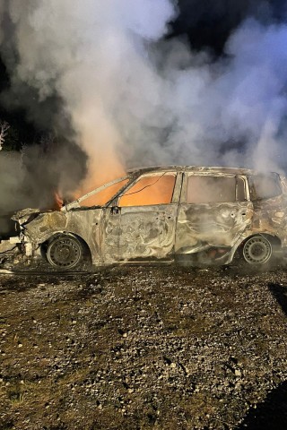 Im Kreis Helmstedt stand ein Auto in Vollbrand.  