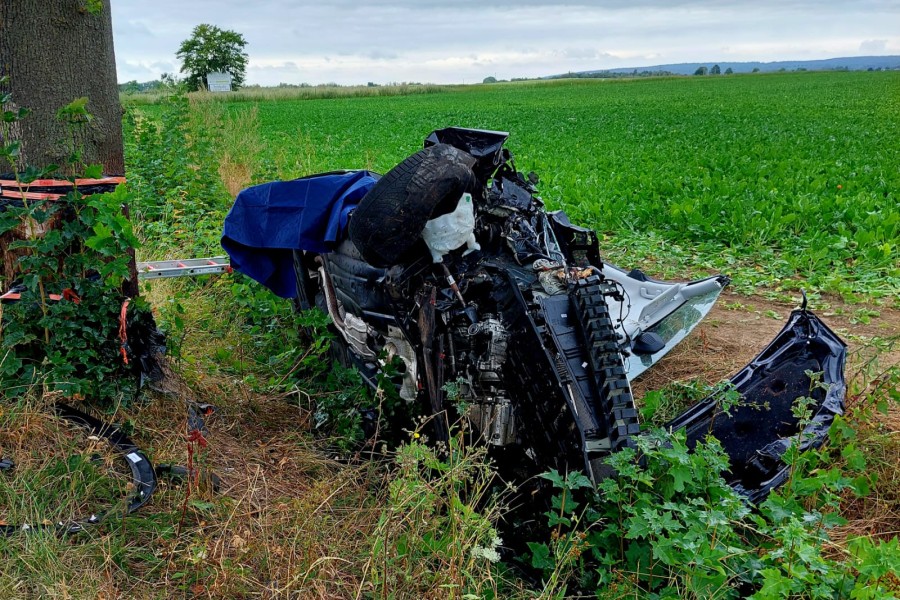 Bei dem Unfall im Kreis Helmstedt ist von dem Auto nicht mehr viel übrig geblieben. 